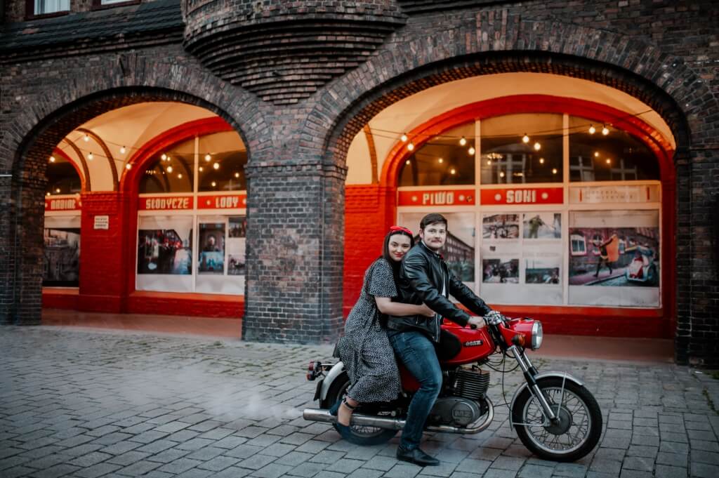 Kobieta podrzucająca swoje szcześliwe dziecko.