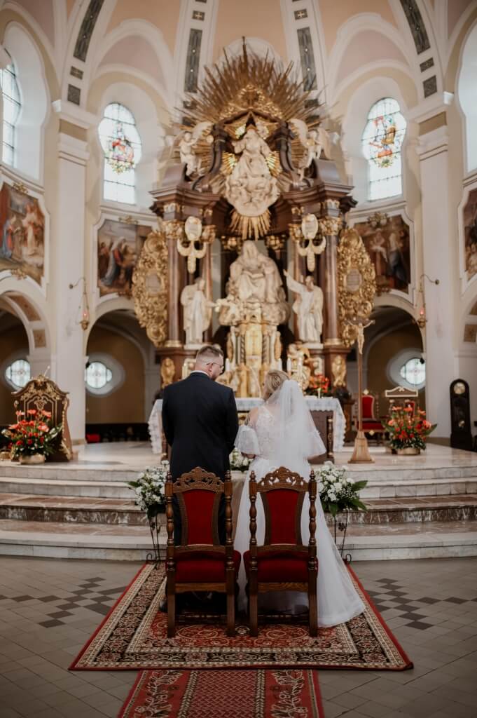 Kobieta podrzucająca swoje szcześliwe dziecko.