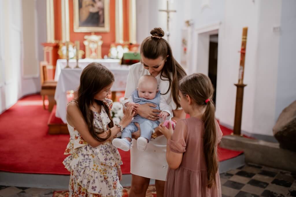 Kobieta podrzucająca swoje szcześliwe dziecko.