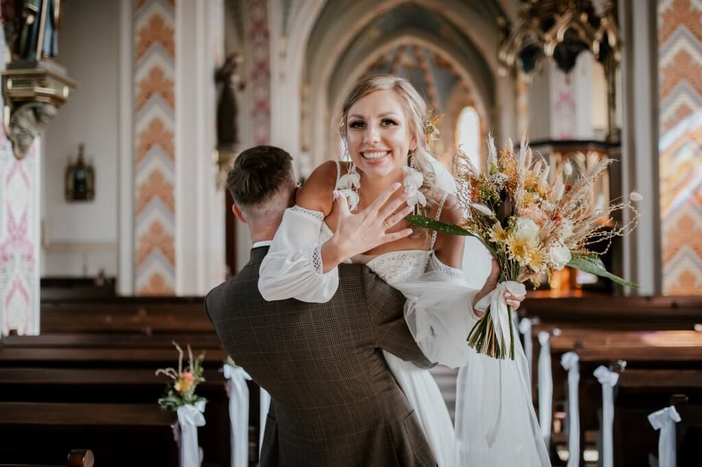 Kobieta podrzucająca swoje szcześliwe dziecko.