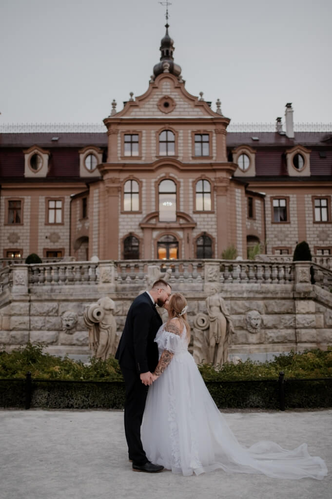 Kobieta podrzucająca swoje szcześliwe dziecko.